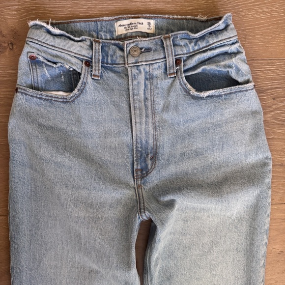Abercrombie & Fitch The 90s Straight Ultra High Rise light wash Vent Hem Jeans - Picture 10 of 15